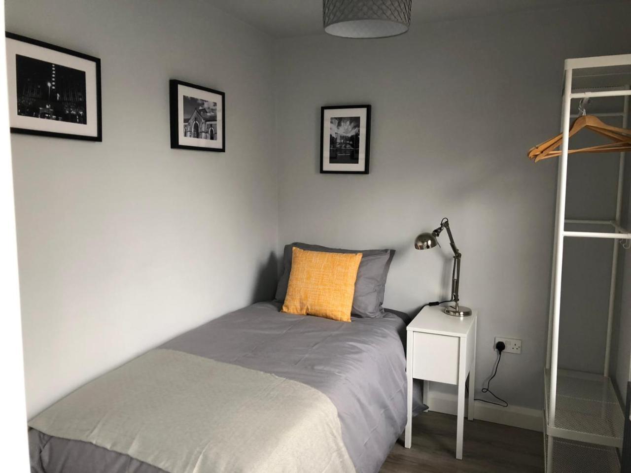 Centre Townhouse-3 Bedrooms & Parking - Excellent Location
