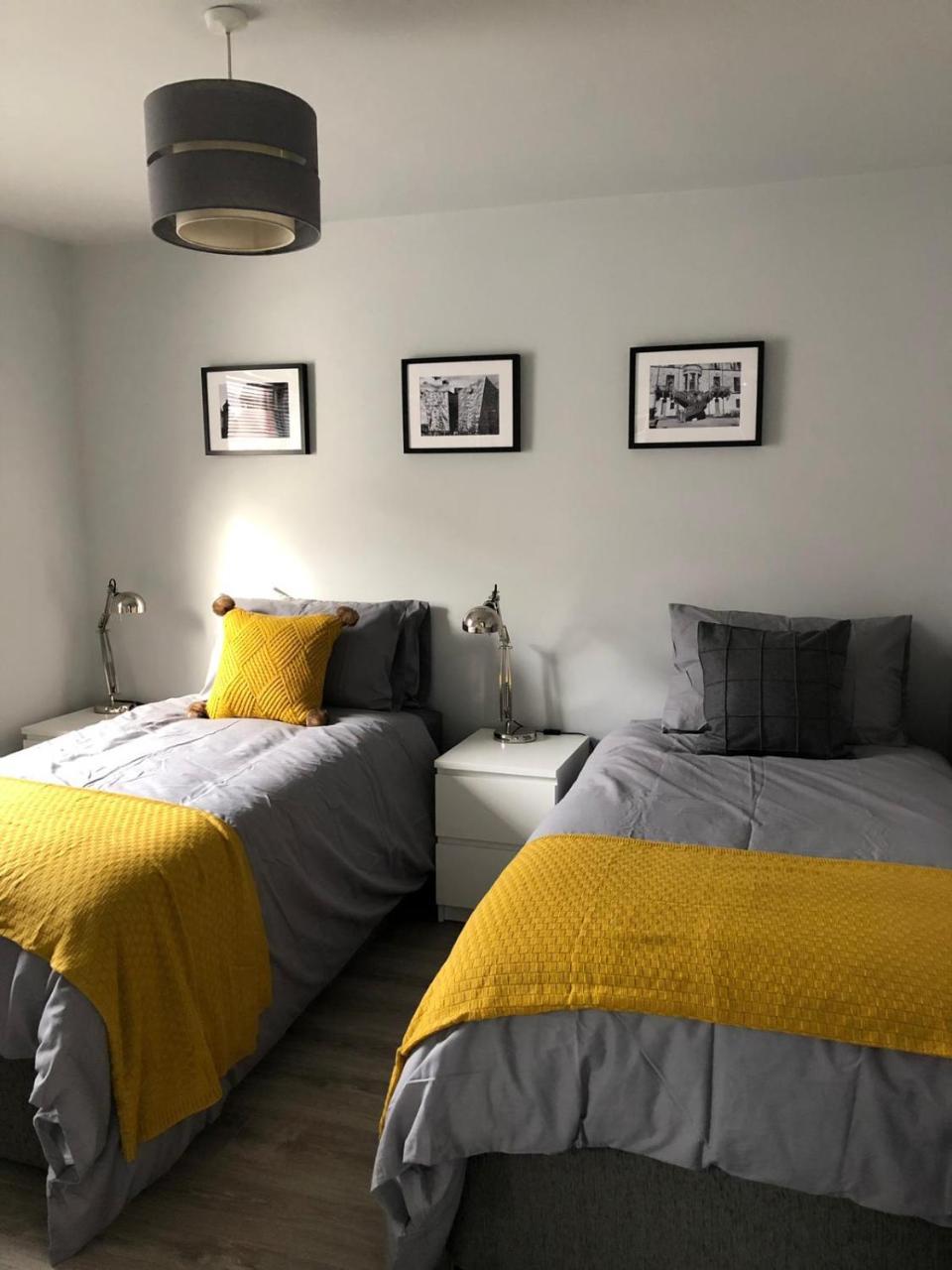 Centre Townhouse-3 Bedrooms & Parking - Excellent Location * Belfast