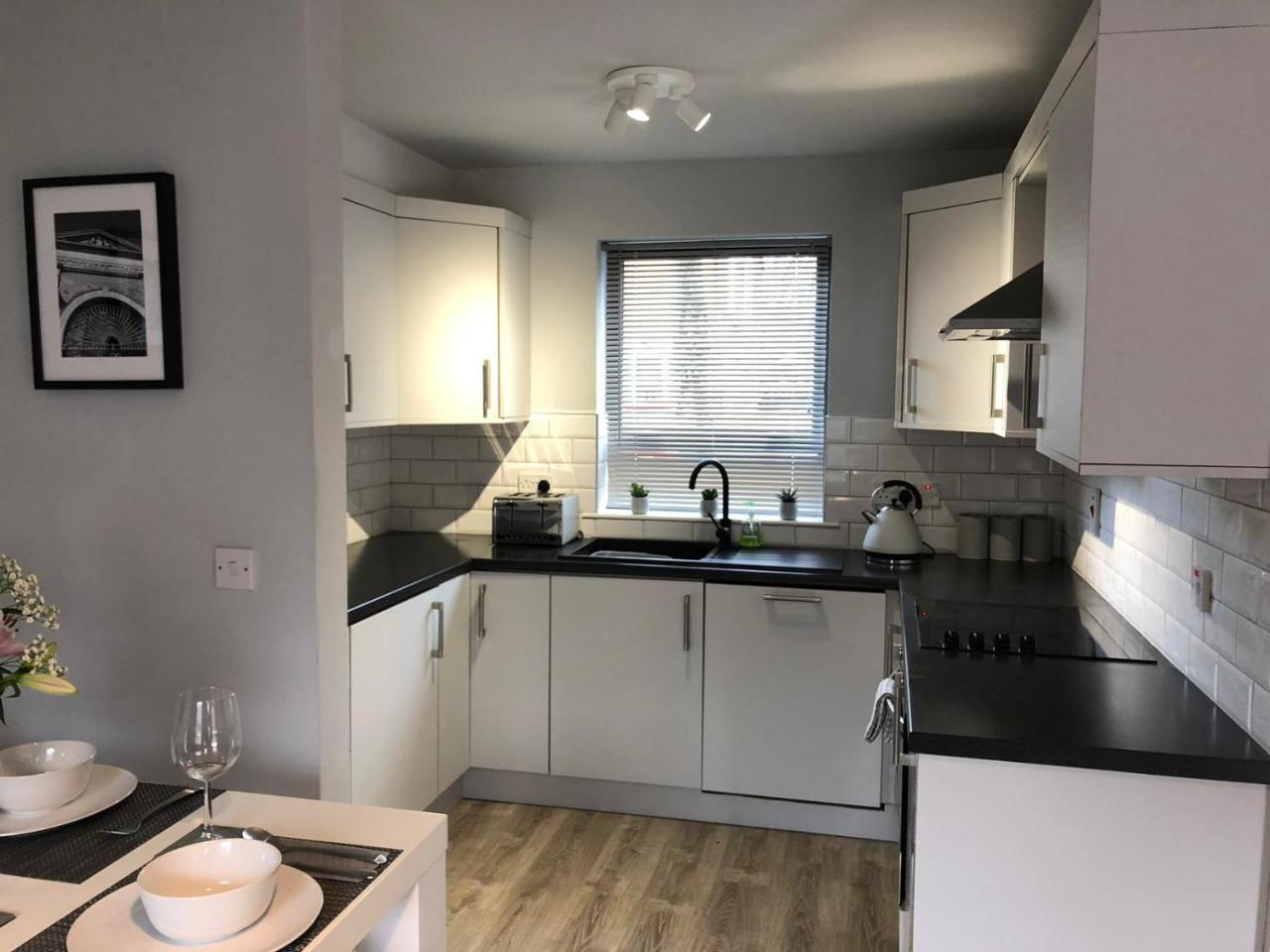 Centre Townhouse-3 Bedrooms & Parking - Excellent Location * Belfast